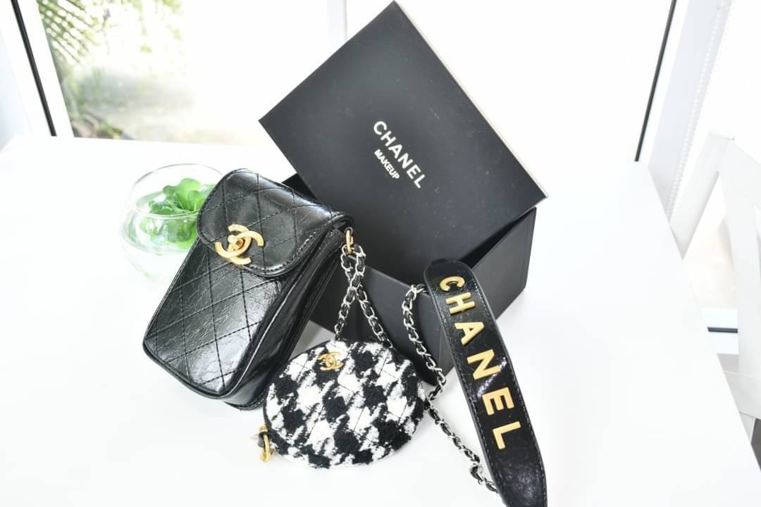 Chanel Shoulder Bag VIP Gift With Purchase (GWP) พรีเมี่ยมกิ๊ฟรุ่น Limited วัสดุหนัง pu เปิดปิดด้วยฝาปิดตัวล๊อคอะไหล่ทองและซิป หัวซิปแบรนด์ สามารถใส่ มือถือ iphone+ ของใช้จุกจิกได้เยอะ และมีกระเป๋าใส่เหรียญถอดได้ สายโซ่ร้อยหนังอะไหล่ทอง+เงิน Crossbody มาพ