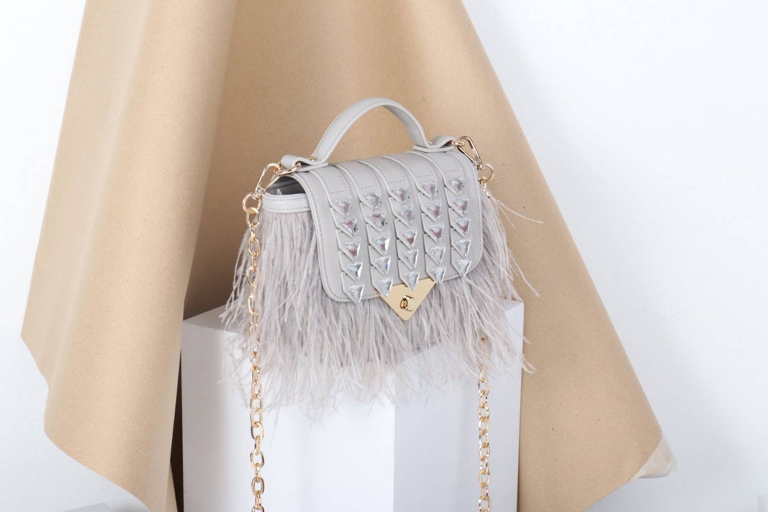 มาอีกรอบละจร้าาา มากี่รอบก็ไม่เคยพอขาย ใครรออยู่จับจองกันได้เลยจร้า Tui bag งานสวย เพชรงดงาม ขนฟูฟ่อง สวยไม่มีที่ติเลย ดูหรูหรามีราคามากที่สุด มีสายโซ่สะพายยาวเพิ่มความแมทกับกระเป๋า ให้ดูดีได้อีก รีบจัดเลยน้าาาทา