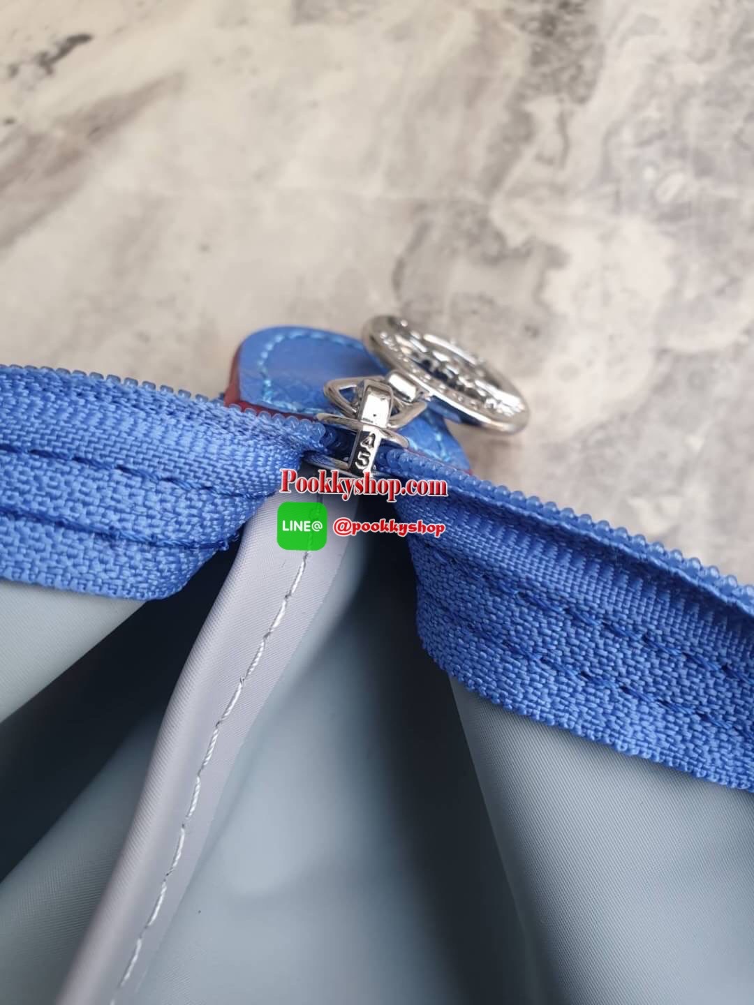 Longchamp Le Pliage Club Tote Bag Size L หูยาว วัสดุเนื้อผ้า Nylon Canvas เคลือบกันนำ้ ตัดด้วยหนังแท้ที่มีน้ำหนักเบา ดีไซน์เรียบง่ายแต่เต็มไปด้วยความคลาสสิก จนเป็นที่ชื่นชอบไปทั่วโลก Longchamp ปรับโฉม LE PLIAGE ด้วยการปักลายรูปม้า-ตราสัญลักษณ์ของแบรนด์บนผ