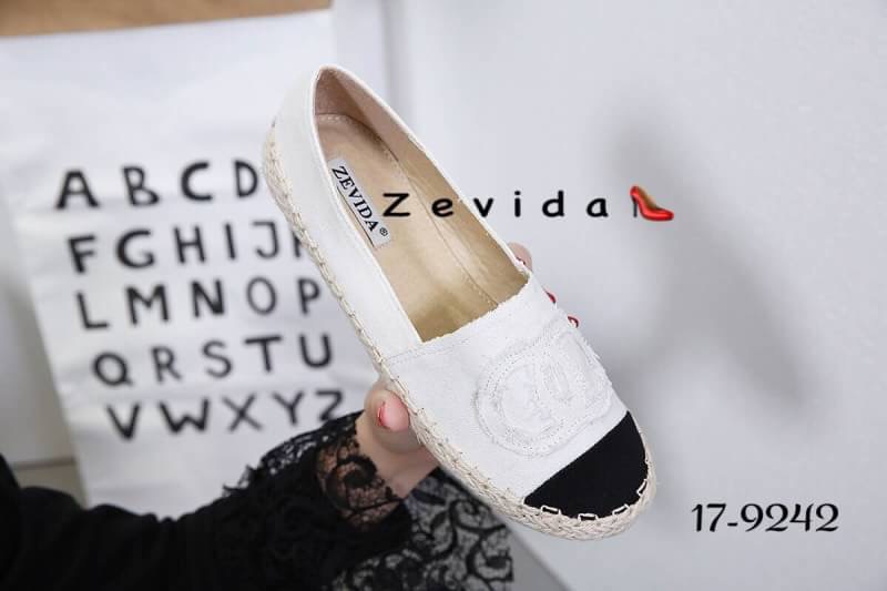 สินค้าพร้อมส่ง มาใหม่จ้าา รองเท้าคัชชูงานฮิตมากๆจ้า งานผ้าดีไซน์ทันสมัย มาแรงสุดๆจ้าา สวมใส่สบาย ใส่ได้ทุกวันเลยจ้าา มี 3 สีน้าา ชิวๆ ชิคๆ รีบจองเลยจ้า