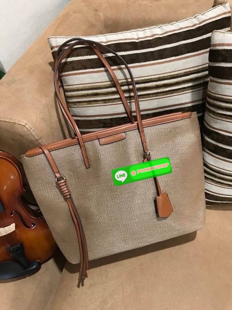 ReStock Best Seller!!! Charles & Keith Black Textured Tote Bag กระเป๋าสะพายทรง Shopping ใบใหญ่จุใจโดดเด่นด้วย Textured สานรอบใบสวยอยู่ทรง น้ำหนักเบา ด้านหน้ามีโลโก้พร้อมTAG พวงกุญแจห้อยที่หูหิ้ว เปิดปิดด้วยซิปพู่หนังสายยาว ภายในกว้างและจุ มีช่องใส่ของและช