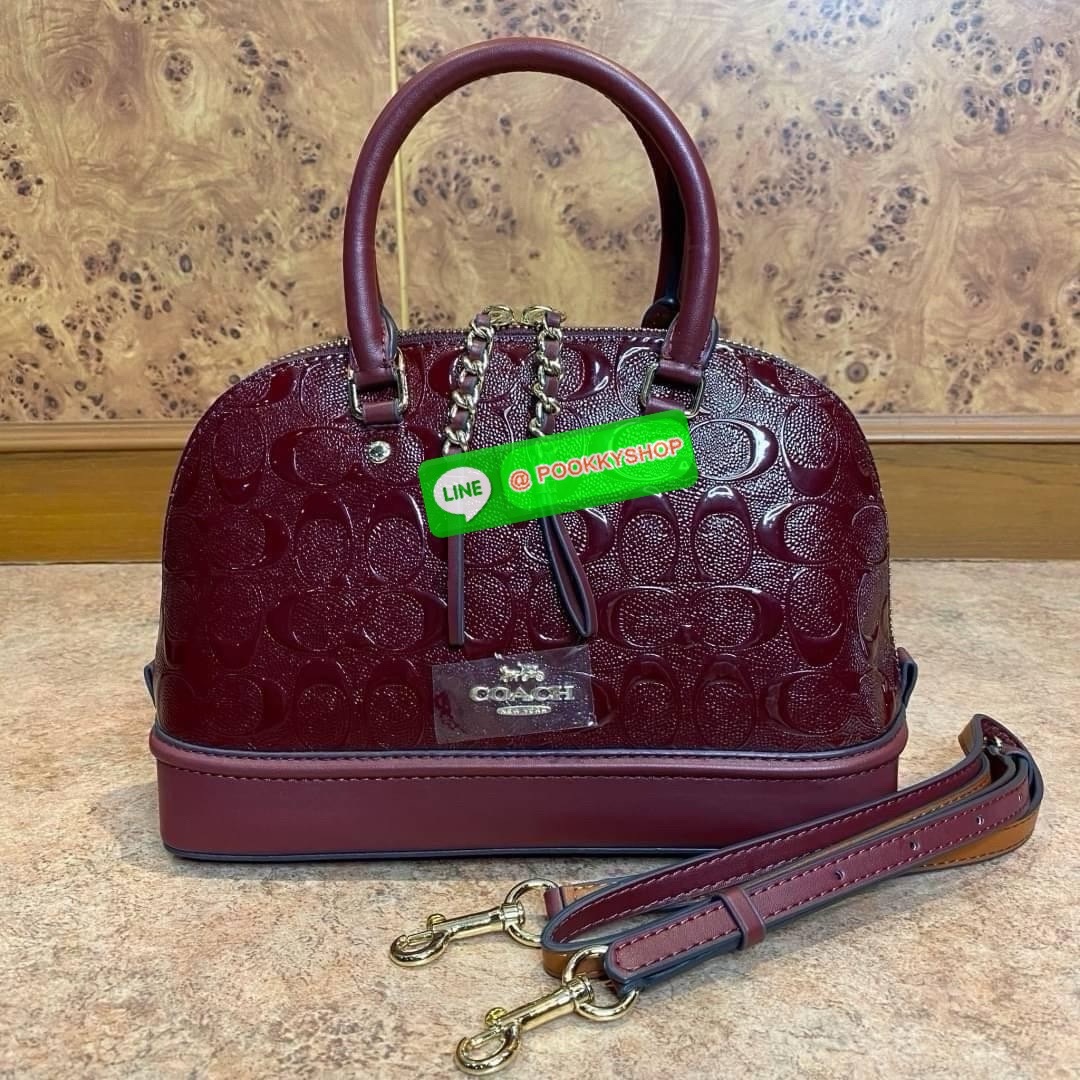 Coach MINI SIERRA SATCHEL IN SIGNATURE DEBOSSED PATENT LEATHER (COACH F55450) หนังกรวดและหนังสิทธิบัตร ด้านในมีซิปและกระเป๋าเอนกประสงค์ ปิดด้วยซิป ซับในด้วยผ้า หูหิ้วพร้อมสายสะพายยาว 3 1/2" สายสะพายถอดได้ขนาด 21 1/2" สำหรับสะพายไหล่หรือสะพายครอส