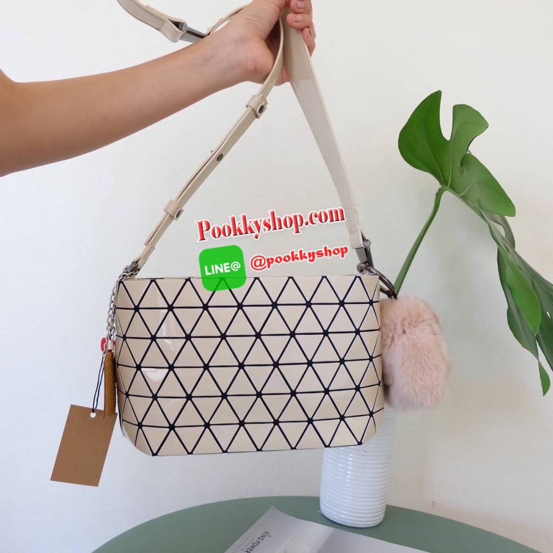 ใหม่ล่าสุด กระเป๋า จากแบรนด์ David Jones กระเป๋าถือ/สะพายข้างดีไซน์เกร๋มาก สีสวยหรูมาก ขนาดกำลังดีเลย น้ำหนักเบามากคะ ภายในมีช่องเก็บของจุกจิกได้ พิเศษ !! แถมน้องกระต่ายขนฟู เข้าset กับกระเป๋าเลยค่า น่ารักมากๆ มีถุงผ้าแบรนด์ให้คะ ใบจริงสวยมากคะ ดีต่อใจ มี