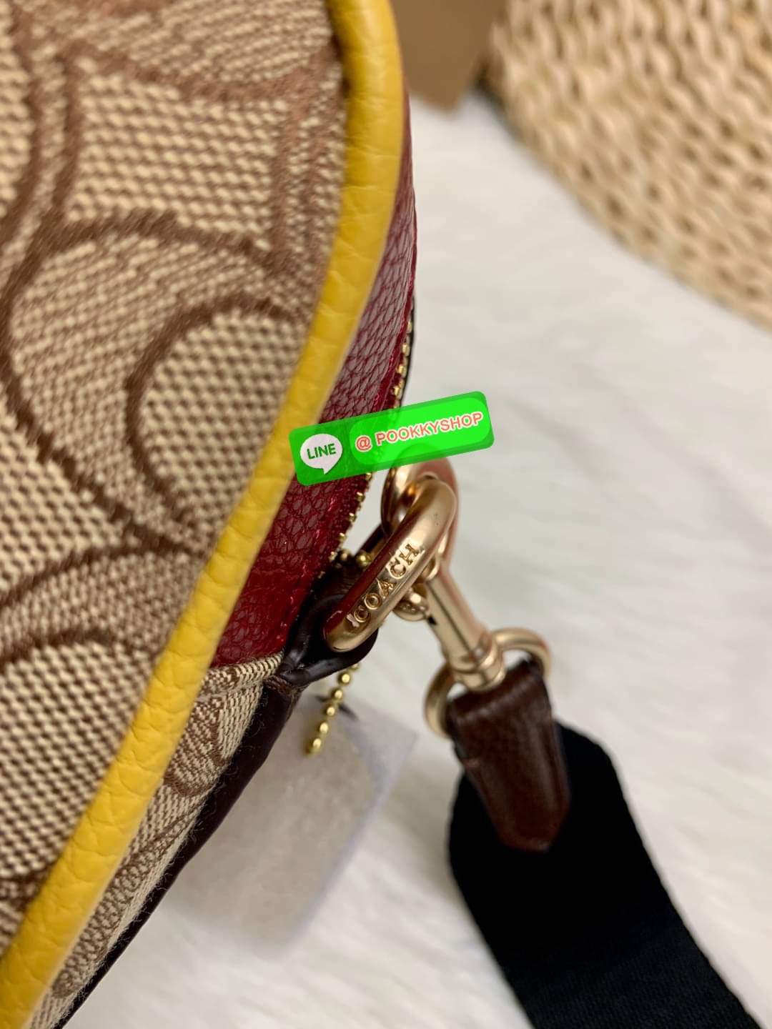 New arrival! 🌈รุ่นใหม่ห้ามพลาดค่ะ! Coach Dempsey Camera Bag In Signature Jacquard With Stripe And Coach Patch ((1912)) พร้อมส่งที่ไทย! กระเป๋าสะพายครอสบอดี้ร์กรือสะพายข้างได้ วัสดุJacquard+หนังแท้ สวยงามมากๆค่ะ ด้านหน้ามีป้ายวงกลมหนังโลโก้แบรนด์ เ