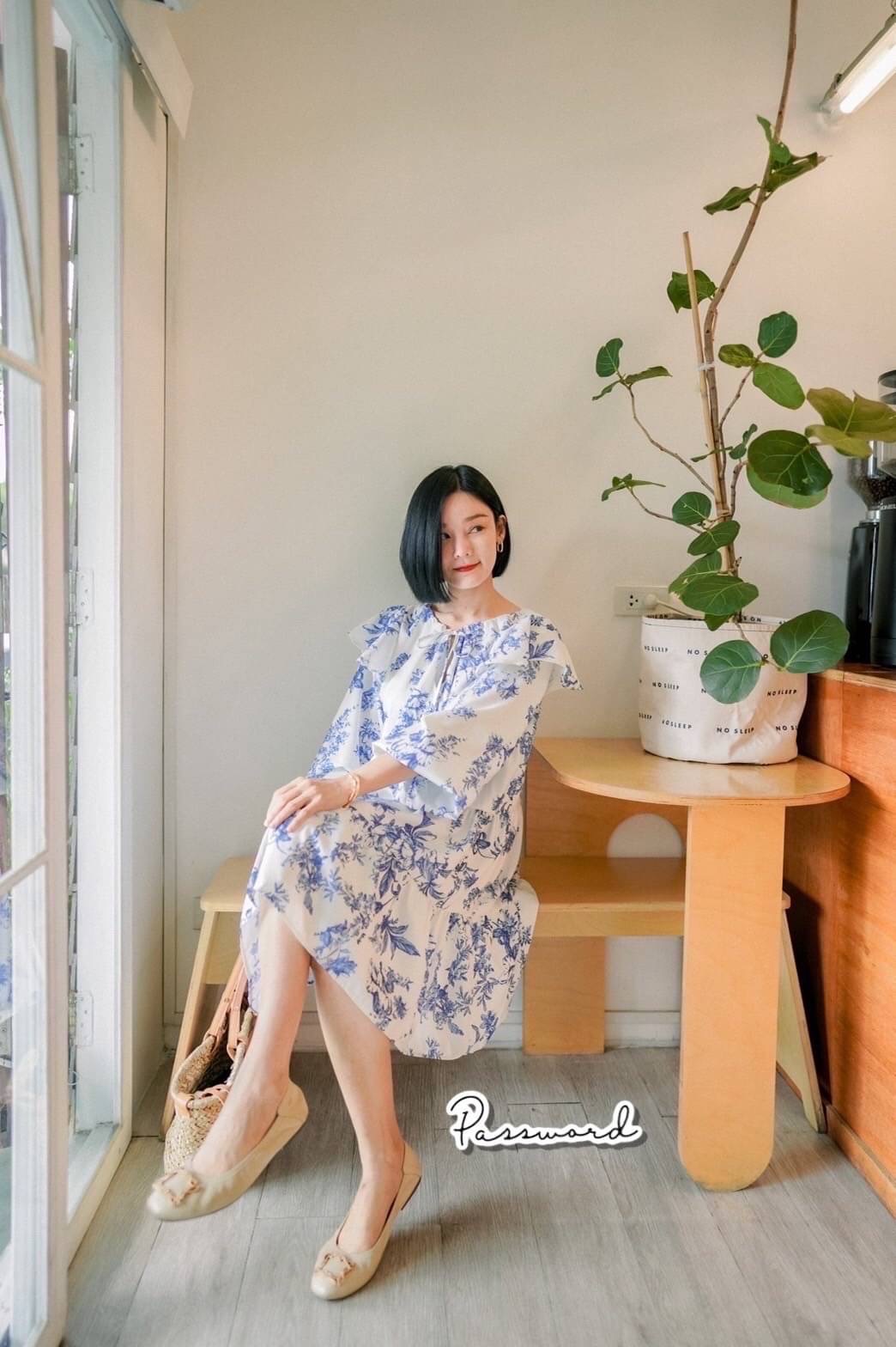 เดรสแขนพองผ้าเนื้อนุ่มเย็นสบาย ลายดอกโทนฟ้าขาว สีสวยสบายตา คอปกระบายน่ารักกก ลูกค้ารูดความกว้างช่วงคอผูกโบว์เข้าได้ตามชอบเลยนะคะ งานมีซับใน ใส่ไปทริปไหนก็สวยชิลค่ะ