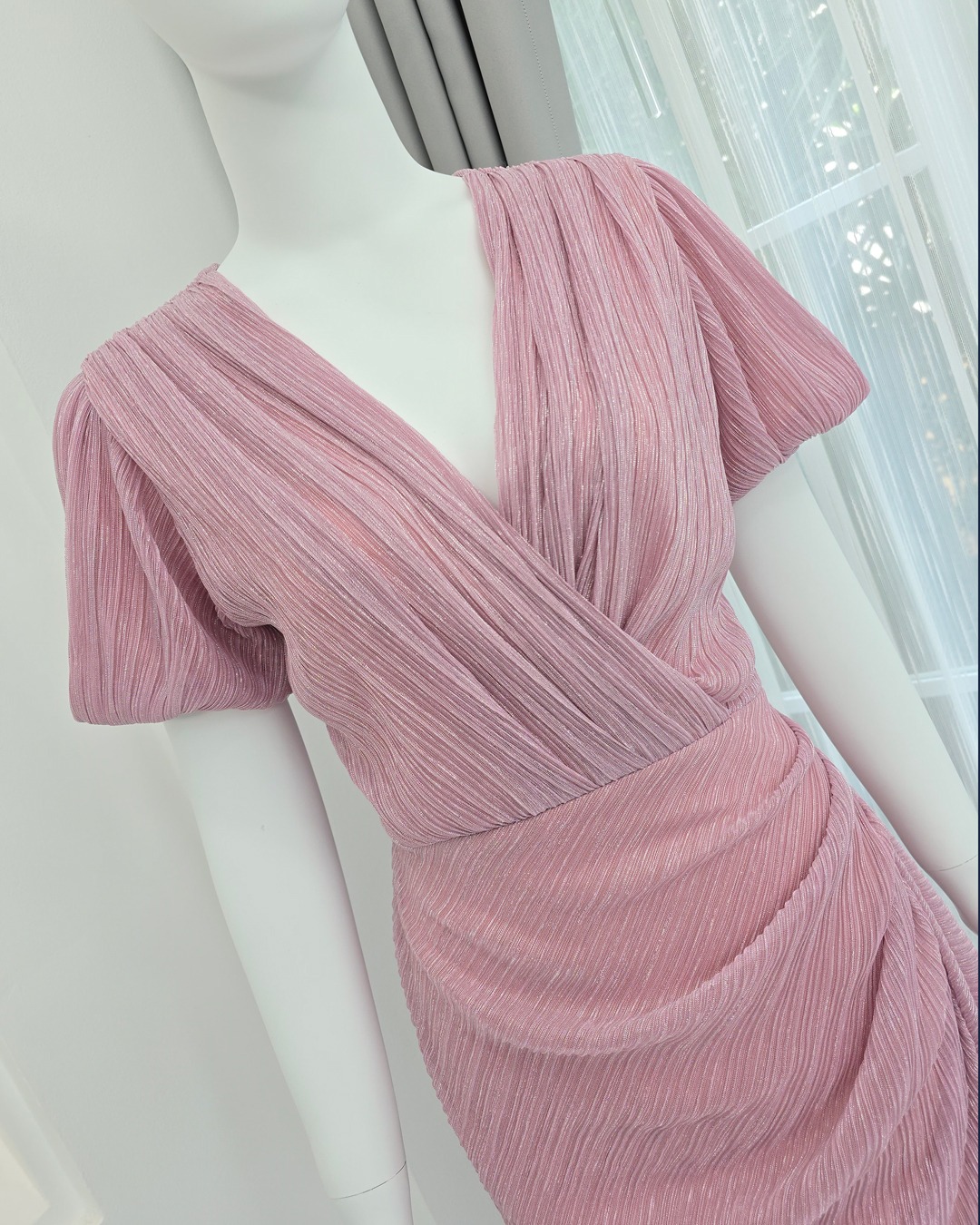 เดรสแฟชั่น เดรสเสื้อคอป้าย แขนบอลลูน กระโปรงทรงสอบจับเดรป แต่งชายระบายยาว