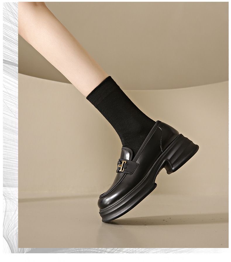 สินค้ามาใหม่ พร้อมส่งเลยค่ะ... แฟชั่นเกร๋ๆอินเทรนด์ฮิต ชิคๆคูลๆดูเก๋มีสไตล์ วัสดุ pu เนื้อหนานุ่มคุณภาพดี แต่งอะไหล่ด้านหน้า สวมใส่สบายมากก พื้นรองเท้าหนา 5 c.m. ใส่แล้วสูงเพรียว งานน่ารักมากๆจ้า ไม่ผิดหวังแน่นอน