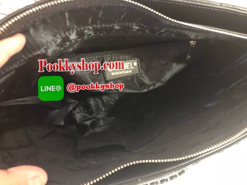 CHANEL TOTE BEAUTY วัสดุหนังแกะสังเคราะห์สัมผัสนิ่มมือ ลายcc และดอกคามีเลียตามแบบฉบับของแบรนด์ คุณภาพดีทนทาน เปิด-ปิดด้วยซิปอะไหล่ทอง ฐานรองหมุด4มุม ภายในมีช่องใส่ของจุกจิก สายสะพายไหล่สบาย จุของได้เยอะน้ำหนักเบา ซื้อใช้เองหรือฝากเป็นของขวัญก็สุดคุ้มค่ะ ส