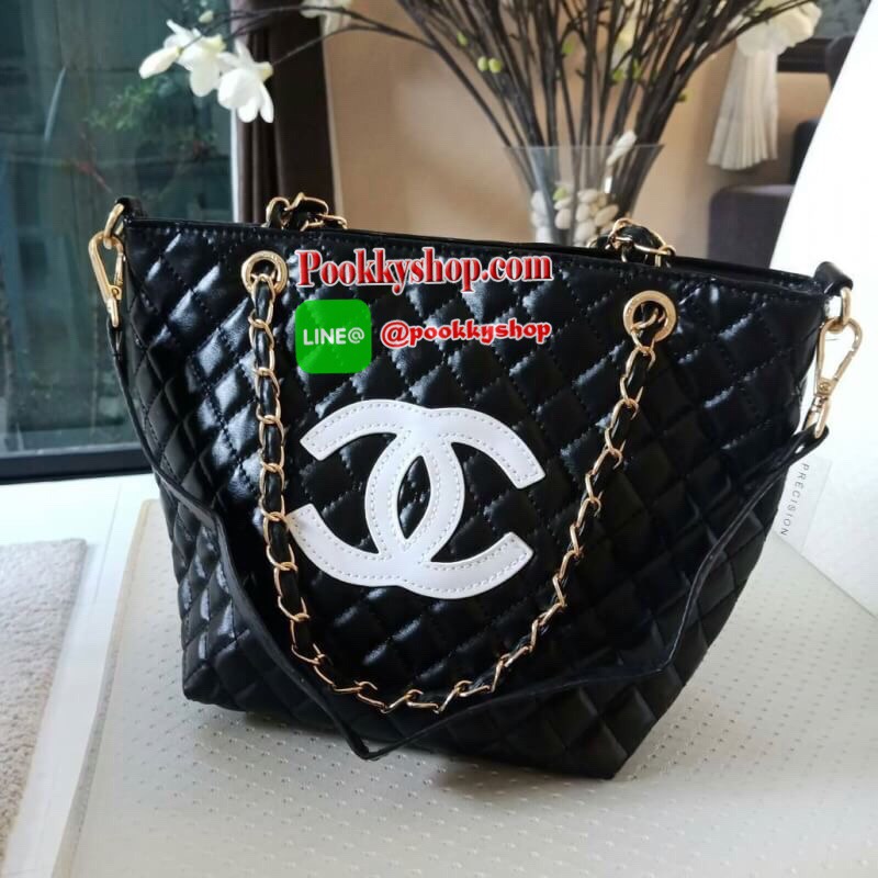 Must Have! Chanel Tote & Shopping Bag กระเป๋าสะพายทรง Shopping Bag พรีเมี่ยมกิ้ฟ Limited Edition ของแท้ 100% นำเข้าจาก Chanel Perfume Counter ใบใหญ่วัสดุหนัง PU ประดับโลโก้ CC สุดคลาสสิค ซับใน Polyester 100% เปิดปิดด้วยกระดุมแม่เหล็ก จุสุดๆ สามารถใส่เอกสา