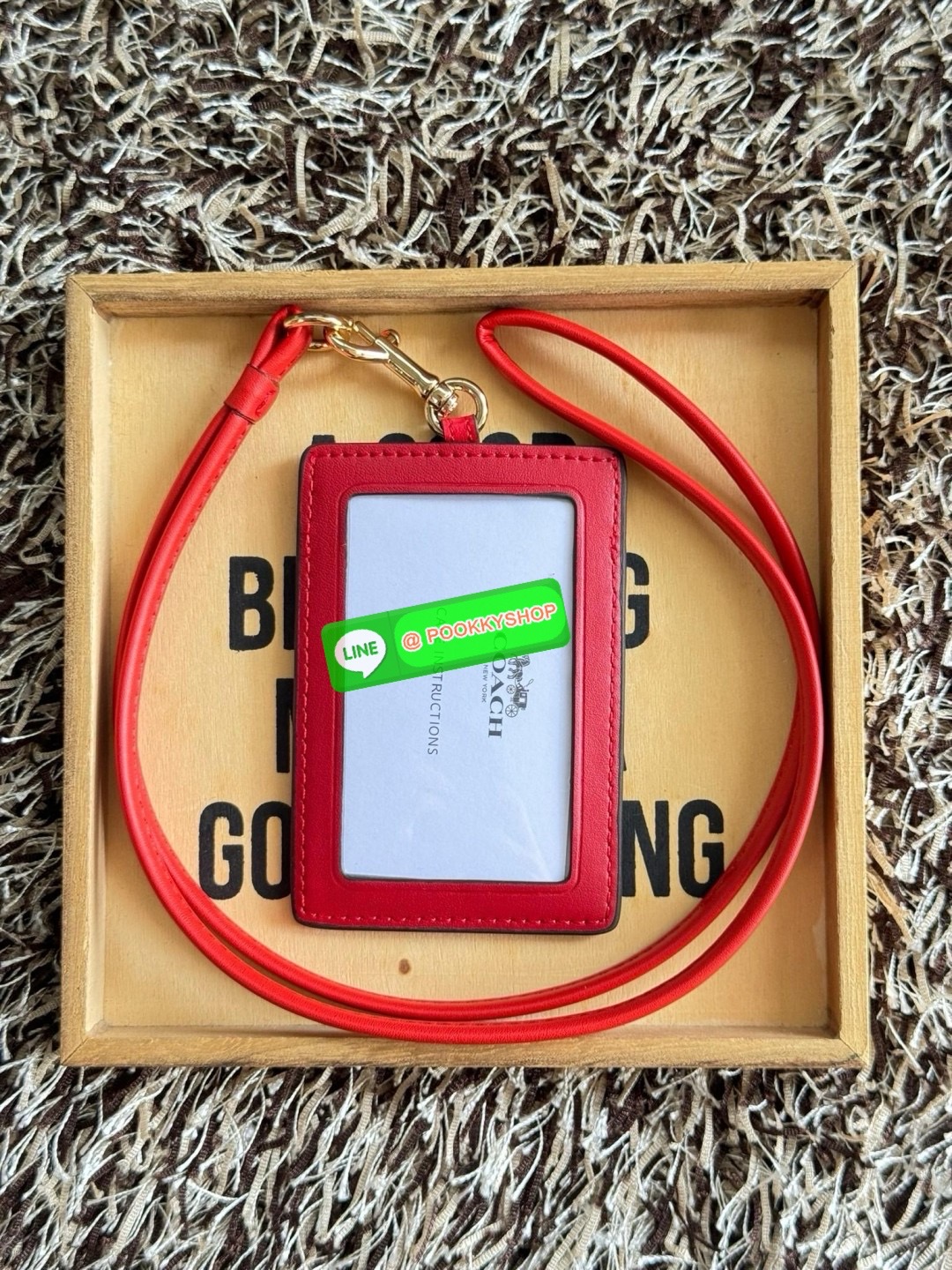 Coach Lanyard In Signature สายคล้องบัตรสุดชิคที่สาวๆออฟฟิต นักเรียนนักศึกษาควรต้องมี ด้านหน้า สามารถใส่บัตรเห็นรูปได้ 1 ใบ และใส่บัตรต่างๆเพิ่มได้อีกถึง 3 บัตรด้วยกัน สามารถถอดสลับสายได้