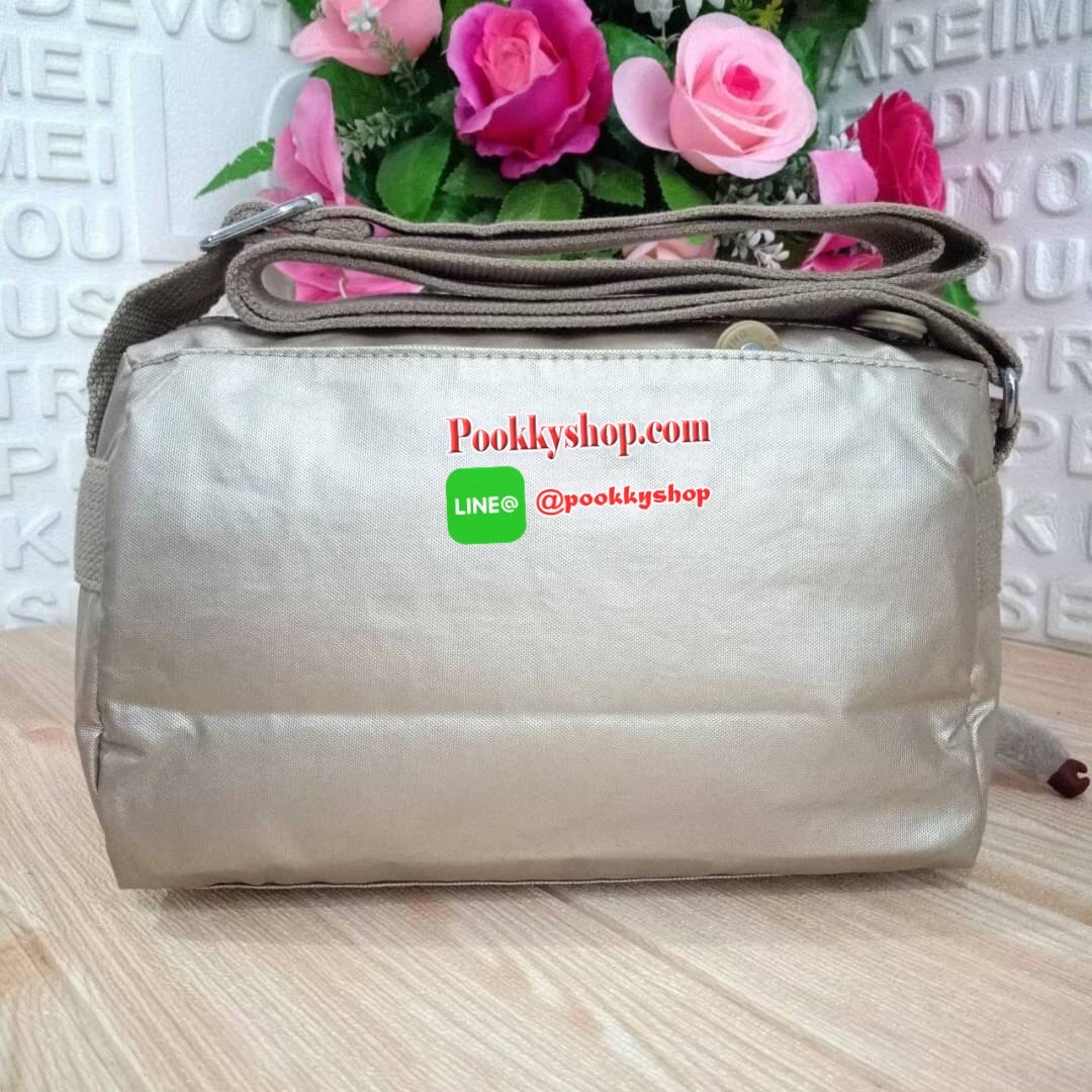 KIPLING Mini Crossbodybag กระเป๋าสะพายข้างขนาดกะทัดรัด ผลิตจากวัสดุ Nylon+ Polyester100% มีช่องใช้งานแยกย่อยมากถึง 4 ช่อง -ด้านหน้ามีช่องซิป 2 ช่อง -ช่องหลักโล่ง กว้าง จุของใช้ได้เยอะ -ด้านหลังมีช่องซิปอีก 1 ช่อง มาพร้อมพวงกุญเเจลิง สายสะพายยาวสามารถปรับไ