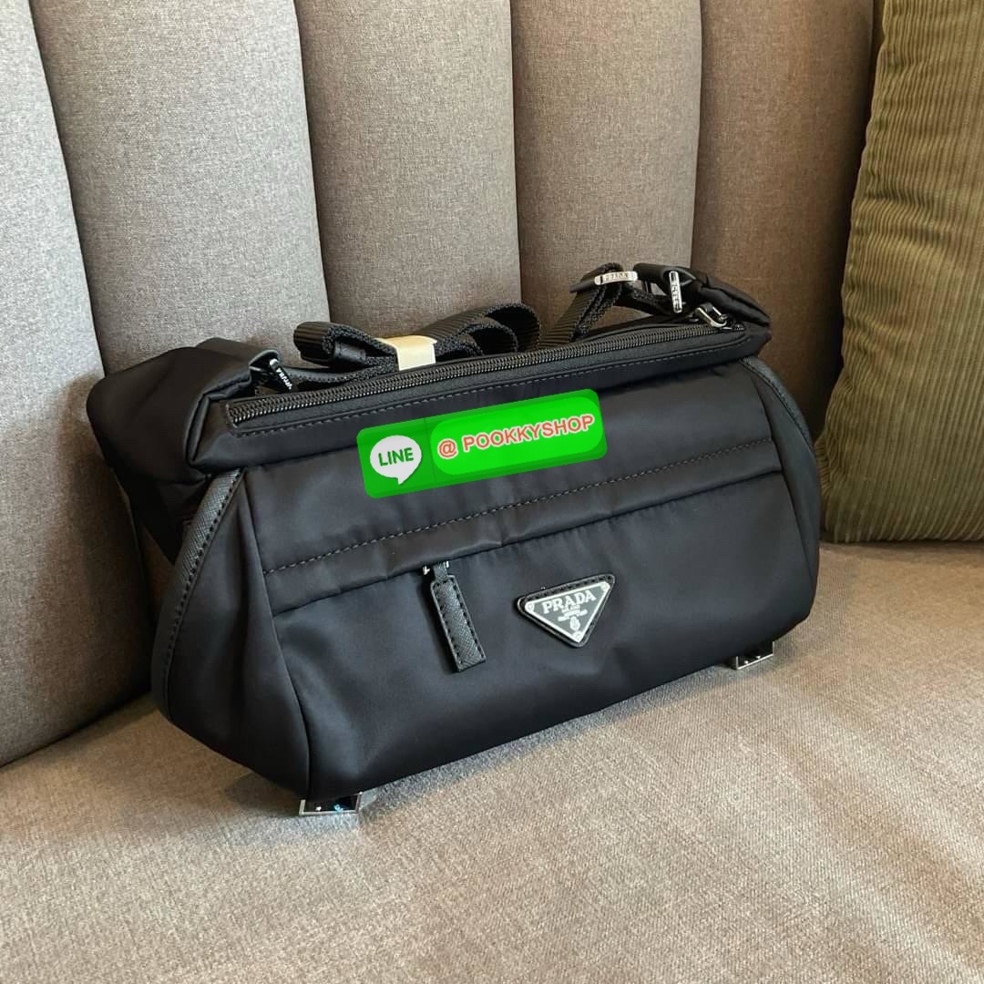 พร้อมมอบเป็นของขวัญให้คุณผู้ชาย! จากแบรนด์ PRADA ทรง MASSENGER วัสดุทำจากผ้าไนลอนอย่างหนาทั้งใบ กันน้ำได้ มีโลโก้แบรนด์อยู่ข้างหน้า ตัวกระเป๋าอยู่ทรง อะไหล่เงินทั้งใบ เปิดปิดชั้นนอกด้วยตัวล็อค ด้านในเป็นซิปรอบบุผ้าลายแบรนด์อย่างดี มีช่องซิปด้านใน และ โลโก