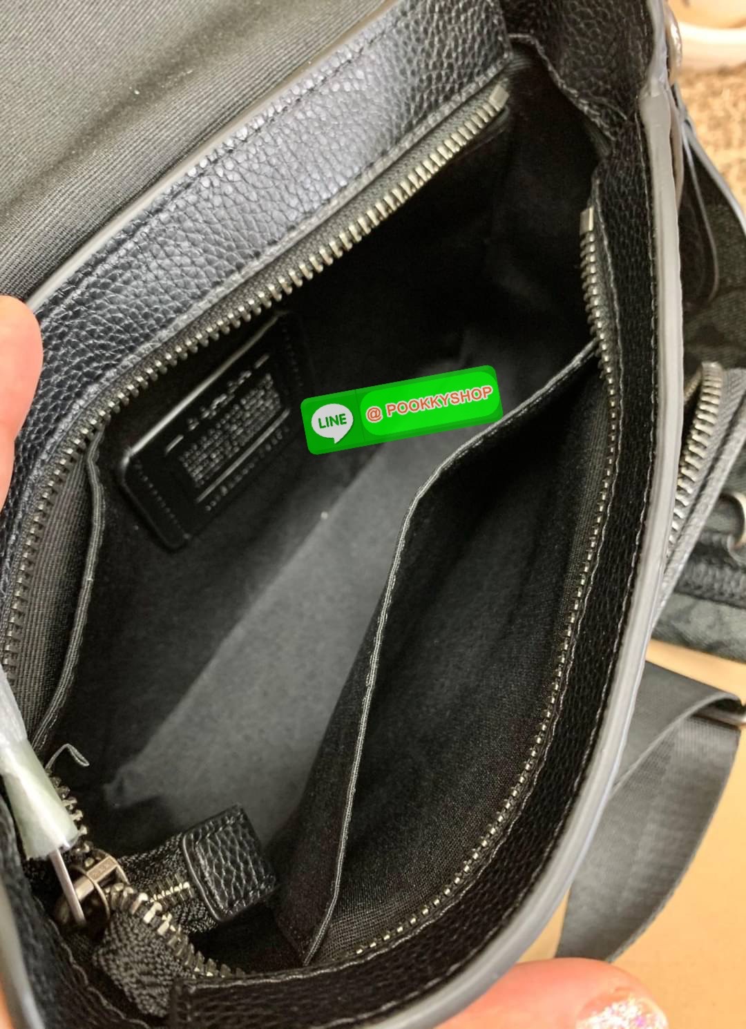 NEW ARRIVAL! COACH SULLIVAN FLAP CROSSBODY IN SIGNATURE ((C9870)) พร้อมส่งก่อนใคร! ทรง สวยเก๋ กระเป๋าสะพายแบบครอสบอดี้ร์ของคุณผู้ชายเค้าเลยค่ะ หนังแท้2แบบสวยงาม น่าใช้มากๆ ✔️รุ่นนี้พิเศษห้อยป้ายแแบรนด์ด้านข้างมาให้2ป้ายเลยค่ะ ด้านหน้ามีช่องซิปใส่มื