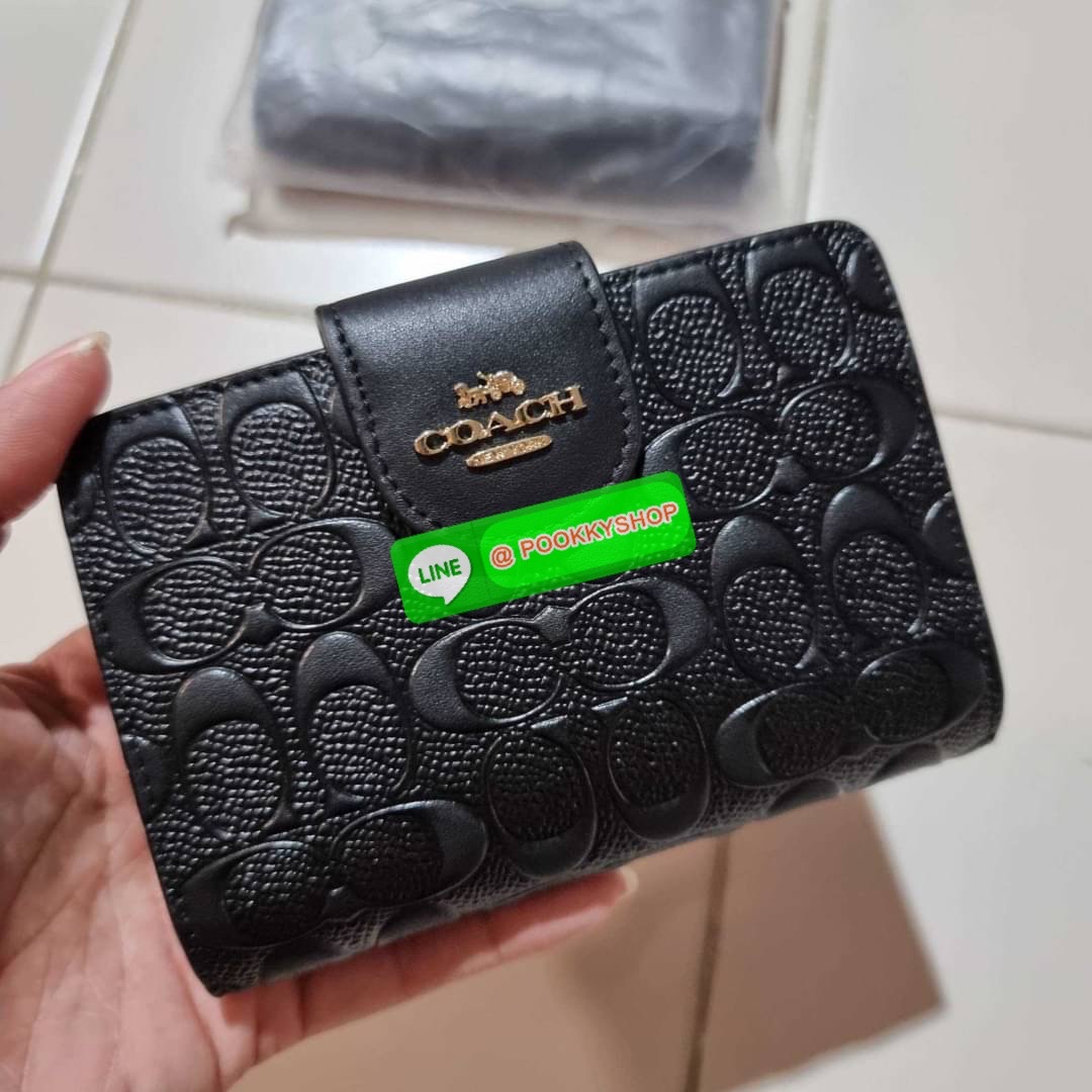 COACH C5896 MEDIUM CORNER ZIP WALLET IN SIGNATURE LEATHER คอลเลคชั่นใหม่งานหรู งานดูแพง จัดให้เลย!! กระเป๋าสตางค์ใบกลาง ดีไซน์ใหม่ สุดหรู แค่เห็นก็ต้องเลิฟ ถือใช้ขับผิวทุกสี วัสดุหนังแท้ปั๊มลายนูนสวยคม ภายในมีช่องใส่บัตร ใส่ธนบัตรได้ครบ และมีช่องซิปแยก ใบ