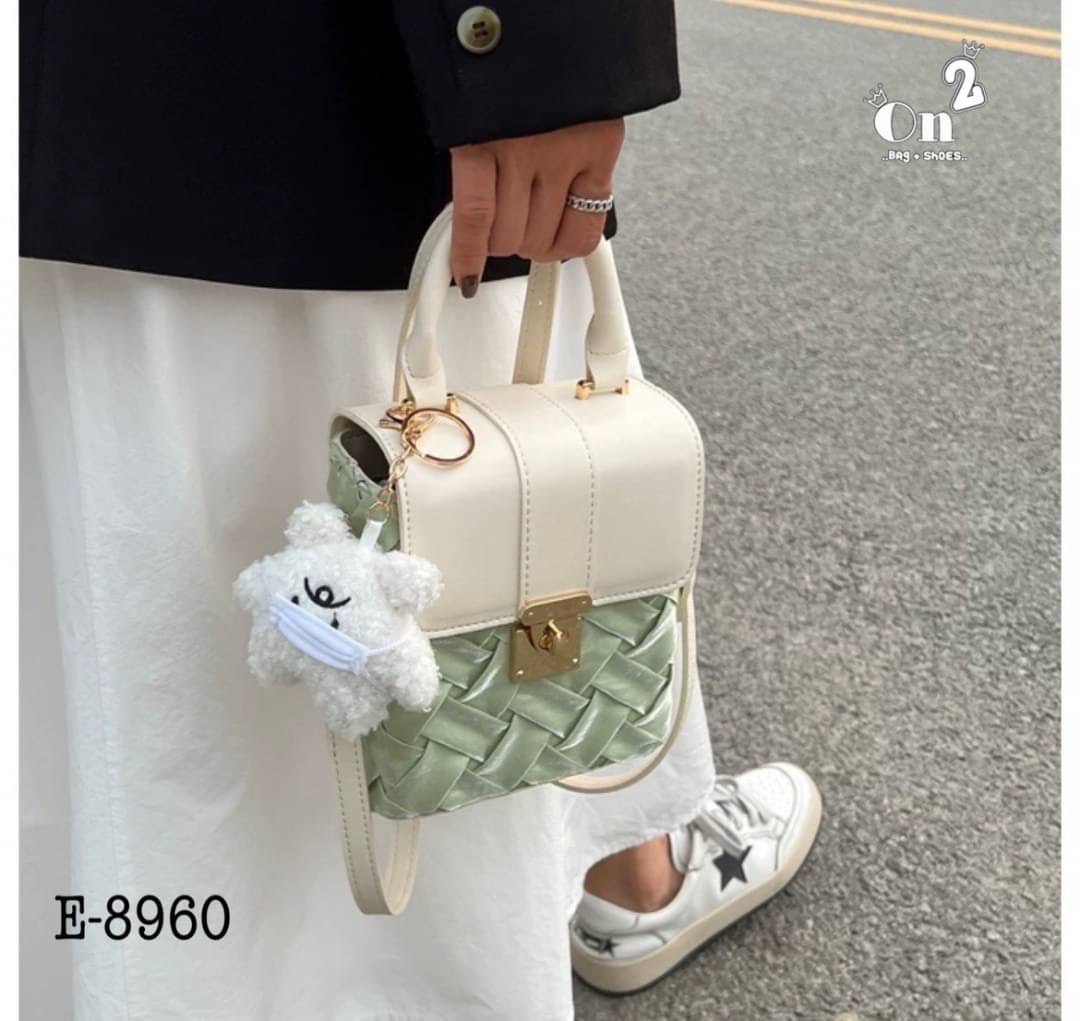 New arrivals กระเป๋าสะพายมาใหม่ ไซส์มินิดูตะมุตะมิน่ารักไปอีกจ้า ใส่โทรศัพท์ ใส่ของจุกจิก มาพร้อมพวงกุญแจ สายสะพายยาวครอสบอดี้