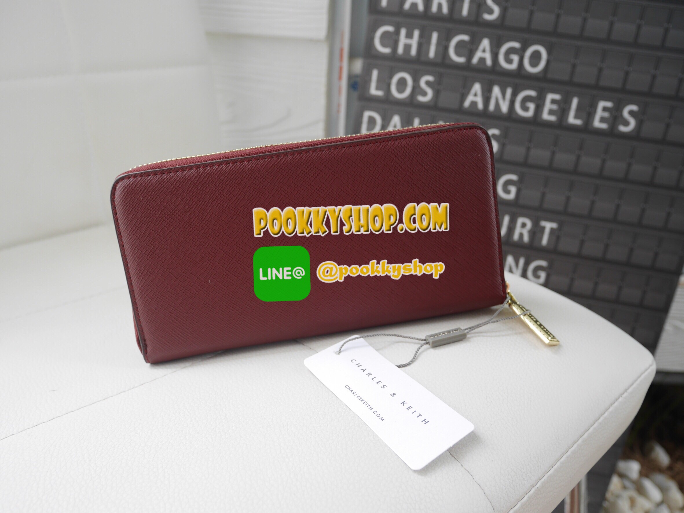 กระเป๋าสตางค์ยาว ซิปรอบ ดีไซน์ คลาสิค รุ่นใหม่ ยี่ห้อ CHARLE & KEITH ด้านหน้าตกแต่งซิปสุดเก๋ ให้ความสวย ดูดี เรียบหรู เปิดปิดด้วยซิปยาว ด้านหน้าปั๊มสกรีนยี่ห้อ โดดเด่น ในสไตส์ค่ะ ด้านในใส่บัตรได้มากกว่า 12 ใบ ช่องกลางเป็นซิป เก็บเหรียญได้ค่ะ สาวๆที่ชอบ คว