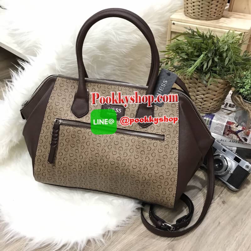 GUESS SAFFIANO HANDBAG กระเป๋าถือหรือสะพายรุ่นแนะนำจาก GUESS หนังปั้มลาย GUESS สวยหรูอยู่ทรงสไตล์ PRADA ใบใหญ่จุสุดๆ ด้านหน้ามีโลโก้แบร์น เปิดปิดด้วยซิปสะดวกใช้ ภายในมีโลโก้ ช่องซิป ช่องใส่มือถือ หูจับแข็งแรงสะพายไหล่ได้มาพร้อมสายสะพายยาวถอดปรับได้ ตัวจริ