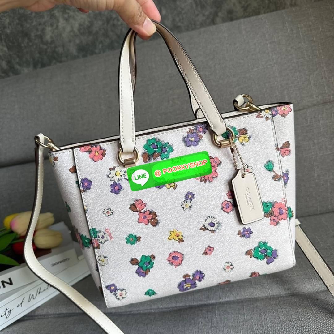 Coach Alice Satchel In Signature Canvas ( coach ca224) กระเป๋าสะพายข้าง ดีไซต์จากแบรนด์เรียบหรู สะพายได้ทุกโอกาส วัสดุหนังแท้ หูจับและสายหนังแท้ เปิดปิดด้วยซิป ภายในกระเป๋าช่องโล่ง ใส่ของได้เยอะ มีช่องเล็ก 1 ช่อง ซับในผ้า มีฐานรอง สายถอดได้ สามารถสะพายไหล