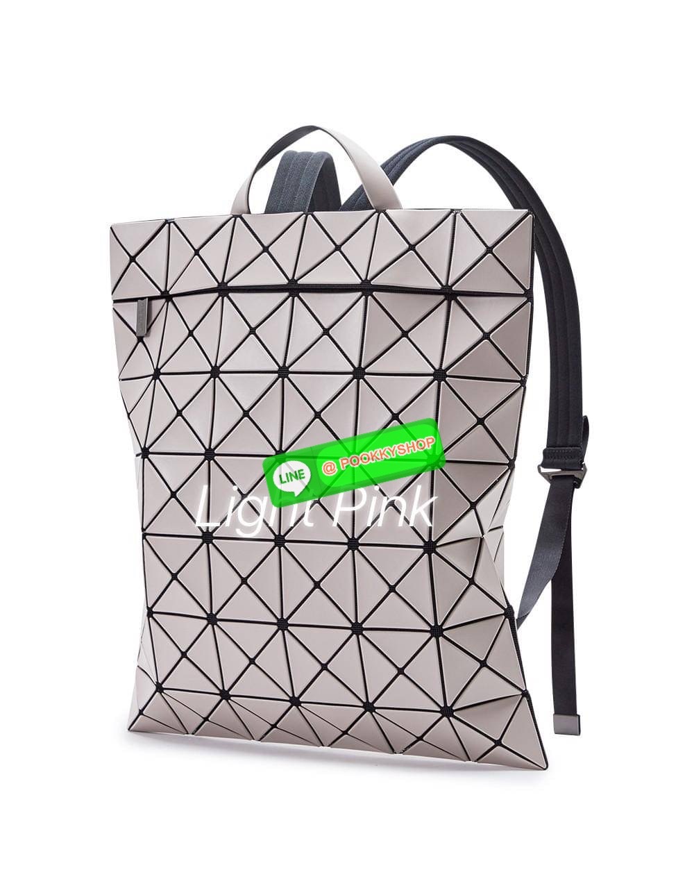 💕BAO BAO ISSEY MIYAKE FLAT PACK BACKPACK รุ่นนี้มีขนาดปานกลาง ไม่เล็กไม่ใหญ่จนเกินไป ดีไซน์เก๋ตามแบบฉบับของแบรนด์ มองเผิน ๆ อาจจะคิดว่ากระเป๋าแบนคงจุของได้ไม่เยอะ แต่บอกเลยว่าใส่ของได้เยอะกว่าที่คิด ด้วยดีไซน์รูปทรงสามเหลี่ยมที่ประกบกัน เมื่อใส่ขอ
