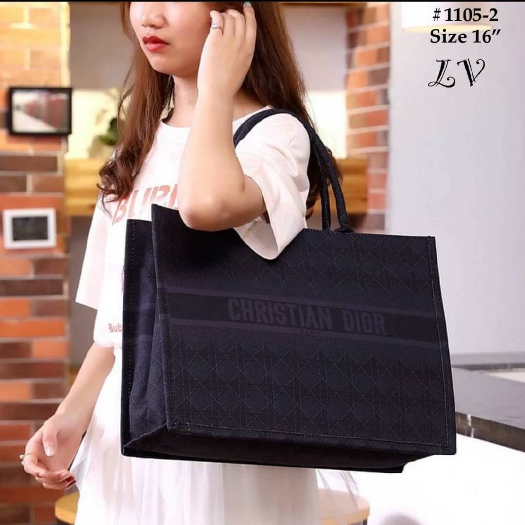 กระเป๋าชอปปิ้ง แบรนด์ CHRISTIAN DIOR วัสดุตัวกระเป๋าทำจากผ้าแคนวาส ปั๊มทุกจุดตามภาพ งานพรีเมี่ยม มาพร้อมถุงผ้าdior