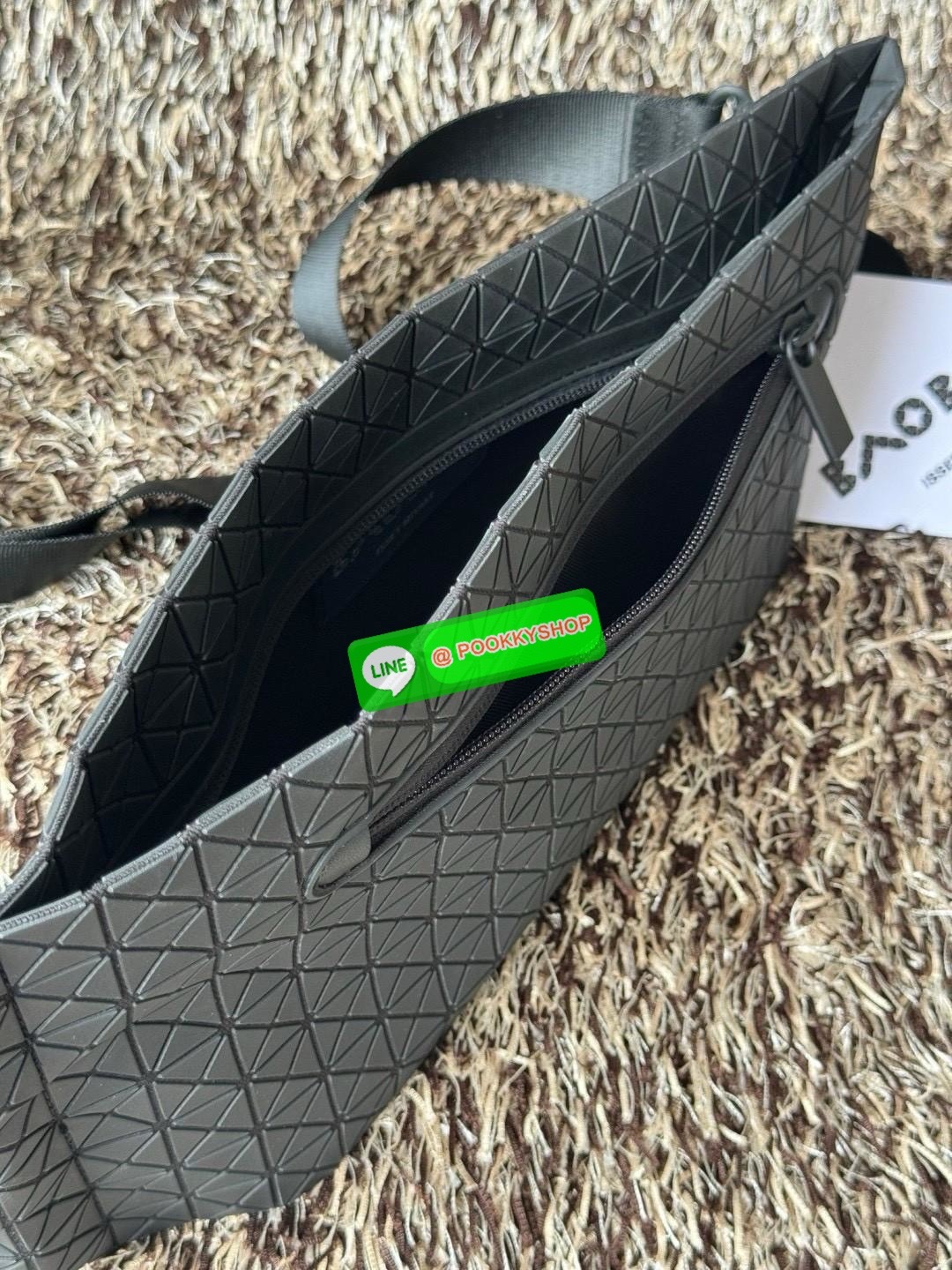 💕Baobao Issey Miyake Matte Baton Crossbody Bag เป็นกระเป๋าคาดอกที่มีดีไซน์เรียบง่ายและใช้งานได้อเนกประสงค์ มีน้ำหนักเบาแต่มีความทนทานสูงและสามารถกันน้ำได้ สายสะพายมีความแข็งแรงและปรับได้หลายระดับ จึงสามารถประยุกต์ใช้งานได้ทั้งคาดอก คาดเอวหรือสะพาย