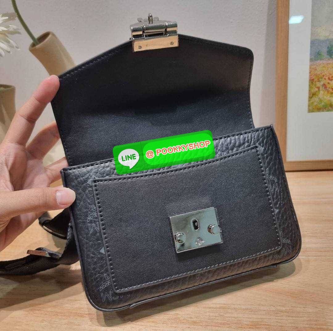 MCM SMALL MILLIE CROSSBODY IN VISETOAS กลับมาแน่นๆกับไอเท็มสุดฮิต!! ดาราเซเลปใช้กันเพียบ กระเป๋าสะพายข้าง ดีไซน์กึ่งสปอร์ต แต่แฝงความหรูในตัว ใช้งานง่ายด้วยขนาดที่พอเหมาะ และสายสะพายสปอร์ตที่สะพายคาดได้สะดวก จะสะพายข้าง สะพายแบบคาดอก ก็ดูดีไปหมด เปิด-ปิดด