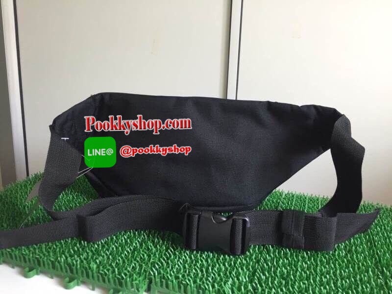 Brand : NIKE รุ่น TECH HIP PACK Detail : กระเป๋าขนาดพอเหมาะ คาดเอว สะพายข้าง หิ้วแบบชิวๆ เปิดปิดด้วยซิป 3 ช่อง (2 ช่องใหญ่ 1 ช่องเล็ก) โลโก้ด้านหน้า Nike เด่นชัด ภายในมีช่องใหญ่บนสุด มีช่องซิปเล็ดตาข่ายอีก 1 ช่อง บรรจุของได้จำนวนมาก ช่องเล็กด้านหน้าสามารถ