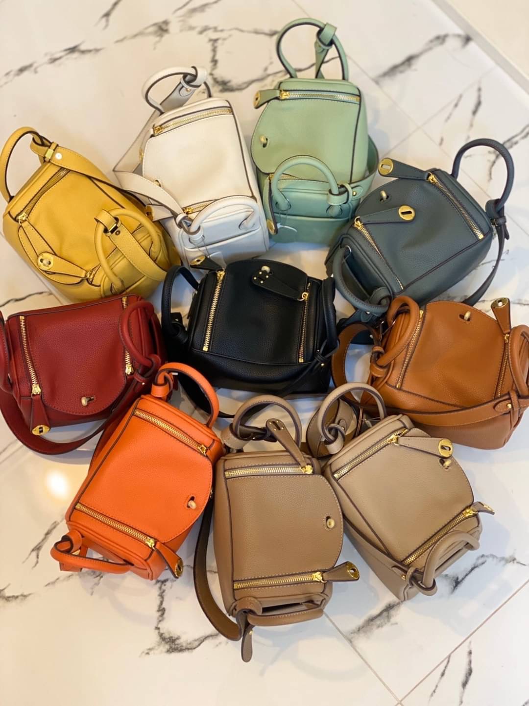 กลับมาเเล้วค่า Lindy 20cm หนัง PU premium ที่ลูกค้าถามกันมาเยอะมากกก รอบนี้หนังสวยมากๆๆ สายสะพายแบบเรียบหรู มีห่วงรัดสายสองข้าง มี 2 สายนะคะ มีซิลิโคนปิดลูกบิดกันรอย งานเนี้ยบสุด ยิ่งใช้ยิ่งนิ่มมม กระเป๋าทรงสวยนุ่ม Flexible มากๆ จุของได้ทุกสิ่ง จะใช้ไปทำง