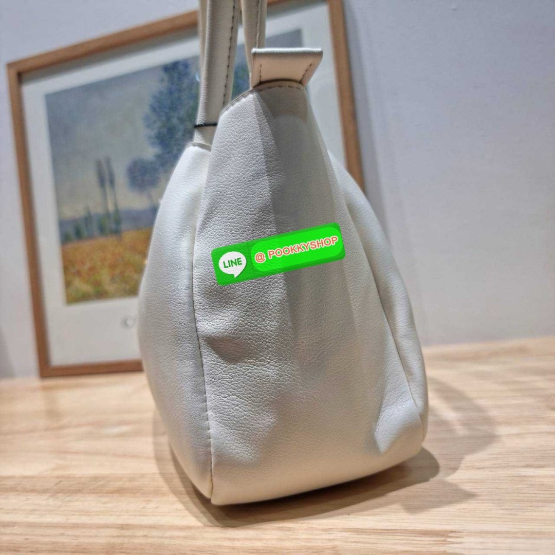 PRADA MEDIUM LEATHER HANDBAG 🔆 Details สะเทือนวงการแฟชั่นแบบสุด! กับกระเป๋าสะพายไหล่พรีเมี่ยมกิ๊ฟ ดีไซน์เก๋และมาแรงมาก สาวๆหนุ่มๆติดแกลมต้องไม่พลาด สวยดูแพง หูสะพายคล้องไหล่สะดวก ปากกระเป๋ามีซิปรูดเปิดปิดง่าย ภายในแบ่งสัดส่วนสวย โล่งกว้าง มีทั้งช่