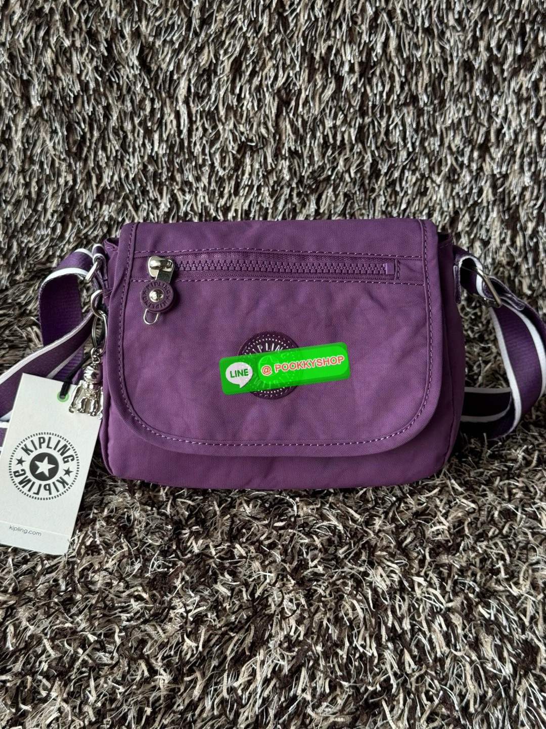 Kipling Sabian Crossbody Mini Bag (AC8280) เป็นอีกหนึ่งกระเป๋าขนาดกะทัดรัด สามารถจัดเก็บของได้เป็นระเบียบ และใส่สิ่งของจำเป็นได้มากกว่าที่คิด โดยมีช่องใส่ของมากมายทั้งด้านหน้า 1 ช่อง ด้านในของกระเป๋า 2 ช่อง อีกทั้งสายสะพายยังสามารถปรับความสั้นยาวได้ตามต้อ