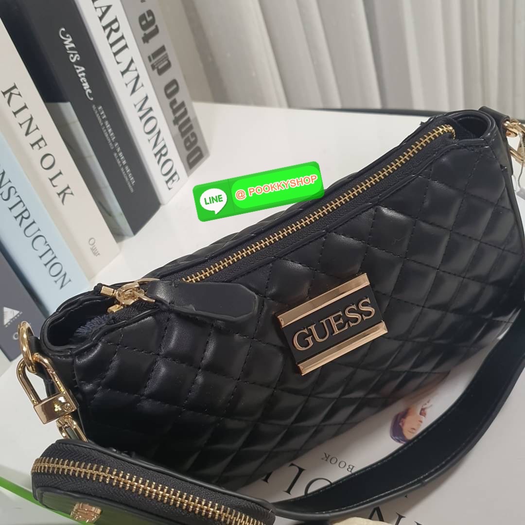 New Collection!! Guess woman’s Logo Cityy Handbag Bag กระเป๋าสะพายรุ่นใหม่ล่าสุด ทรงยอดนิยม มาพร้อมกระเป๋าใส่เหรียญสุดชิค ตัวกระเป๋าหนังนิ่มประดับโลโก้แบรนด์ เปิดปิดด้วยกระดุมซิปยาว ด้านในมีช่องโล่งกว้าง มีช่องใส่บัตร6ช่อง และช่องซิป มี ใส่กระเป๋าสตางค์ยา
