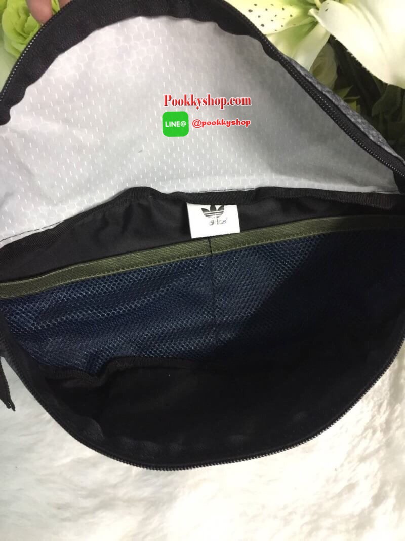 พร้อมส่ง ..... Adidas Originals National Waist Pack Factory กระเป๋าคาดอกและเอว เป็นอีกรุ่นที่ได้รับความนิยมเป็นอย่างมาก ด้วยแบบและดีไซน์ขนาดที่พอเหมาะ ใช้ได้ทุกเพศทุกสไตล์ กระเป๋าทำจากผ้าไนลอนลื่น น้ำหนักเบา ขนาดกำลังดี ดีจุของได้เยอะคะ เปิด-ปิดด้วยซิป ด้