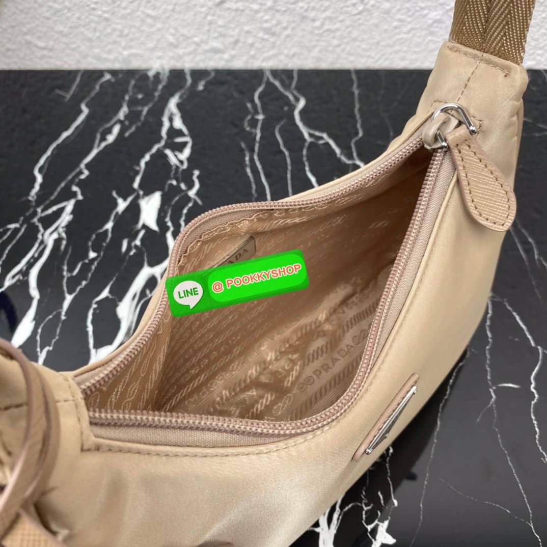 รุ่นใหม่แนะนำ!! รุ่นขายดีในตำนานค่ะ กับงานพรีเมี่ยมกิ้ฟท์ PRADA NYLON HANDBAGS ขนาดกะทัดรัด #อะไหล่เงิน วัสดุทำจากผ้าNylon อย่างหนา อยู่ทรง กันน้ำได้ หายห่วงคะ ด้านหน้ามีโลโก้แบรนด์ เปิดปิดด้วยซิป มาพร้อมสายผ้า ไม่สามารถถอดได้ ภายในบุผ้าลายPrada และป้ายโล