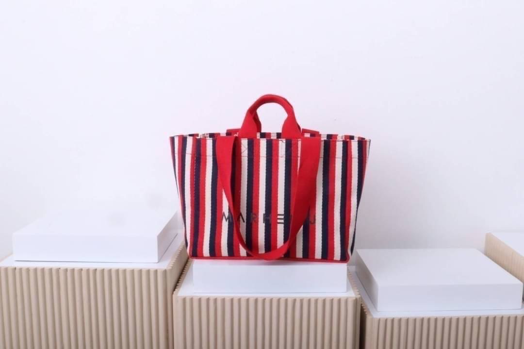 มาอีกรอบละจร้าาา 💥MJ ตัวใหม่ล่าสุด บอกเลยของมันต้องมี ใบใหญ่จุใจใส่ของได้จุกๆ ดีไซน์แบบ shopping bag ถือได้หิ้วได้ น่าร๊ากๆๆๆ เนื้อผ้าวัสดุอย่างดีและหนา มาตามคำเรียกร้อง...