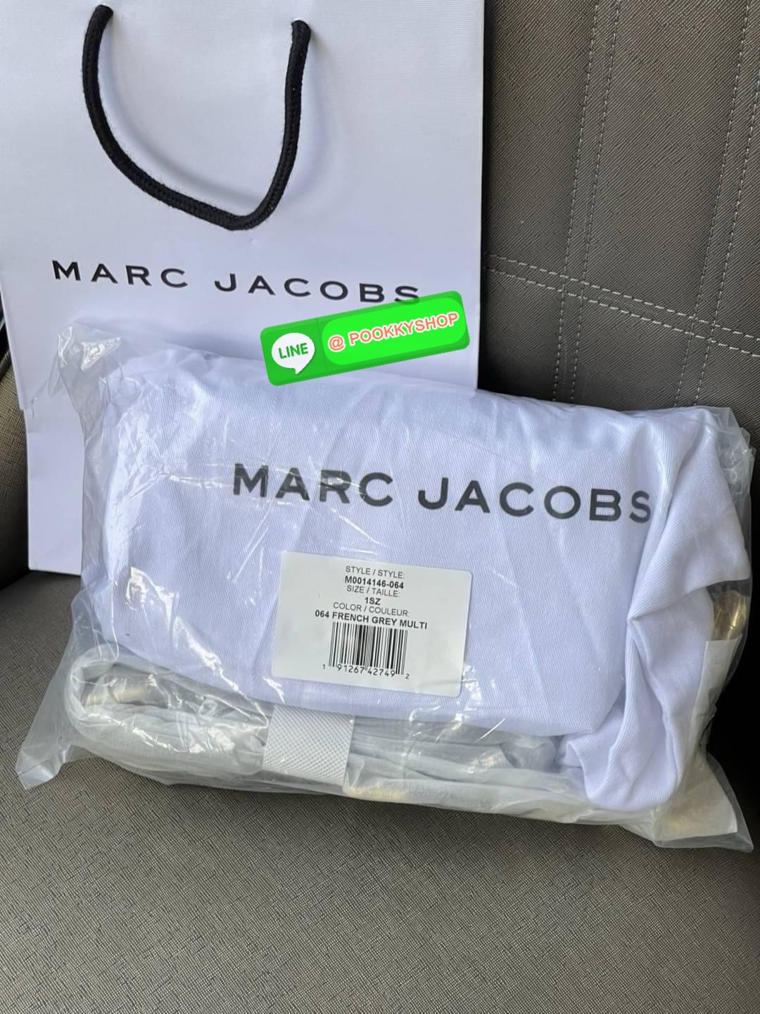 Marc Jacobs Snapshot Bag กระเป๋าแบรนด์ดังจากสัญชาติอเมริกัน นับได้ว่ารุ่นนี้เป็นรุ่นทรงฮิตของ marc jacobs เลยทีเดียว โดยด้านหน้ากระเป๋าจะเป็นโลโก้แบบโลหะที่เป็นสัญลักษณ์ของแบรนด์นี้ มาพร้อมสายสะพายที่จะสะพายยังไงก็ดูโดดเด่น เพราะขนาดใหญ่ที่สกรีนตัวอักษร m