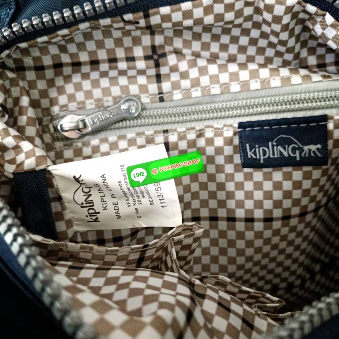 KIPLING ELISE HANDBAG กระเป๋าถือและสะพายไหล่ ขนาดกำลังพอดี จุของได้มาก มีหูจับสองสาย ถือสะดวก น้ำหนักเบา มีช่องซิป ด้านหน้า ช่อง กระเป๋าหลักเปิด-ปิดด้วยซิป มี3 ช่องว่างใส่ของได้จุมากๆ ใส่มือถือได้ กระเป๋าสตางค์ใบยาว และ เครื่องสำอางค์ได้หลายชิ้นเลยค่ะ เก็