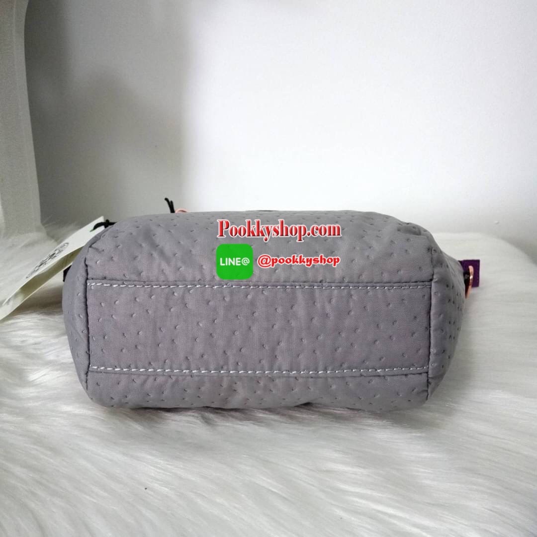 KILING NORI Handbag & Shoulder bag กระเป๋าถือหรือสะพายขนาดกลาง ทำจากวัสดุ ผ้า Nylonเคลือบ+Polyester น้ำหนักเบา จุดเด่นที่ช่องหลักมีขนาดใหญ่ พร้อมช่องซิปแยกย่อย สามารถใส่สัมภาระได้เยอะ มาพร้อมสายสะพายยาว สามารถปรับระดับได้ตามความต้องการ มีพวงกุญแจลิงห้อยตา