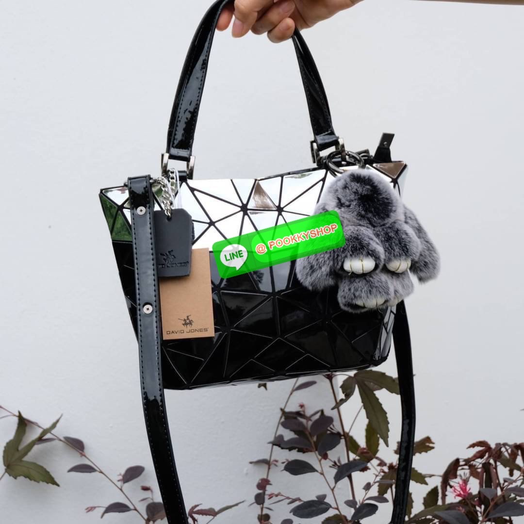 กระเป๋า ทรง Tote ตัวกระเป๋าเย็บติด ด้วยแผ่นอคิลิค สุดหรู ดีไซน์เกร๋ จุดเด่นที่ น้ำหนักเบา สามารถ ถือ หรือ สะพายไหล่ได้คะ ใบใหญุจุของคุ้ม แต่น้ำหนักเบาคะ มีใบเดียวจบ ควรมีติดตู้คะแนะนำเลย