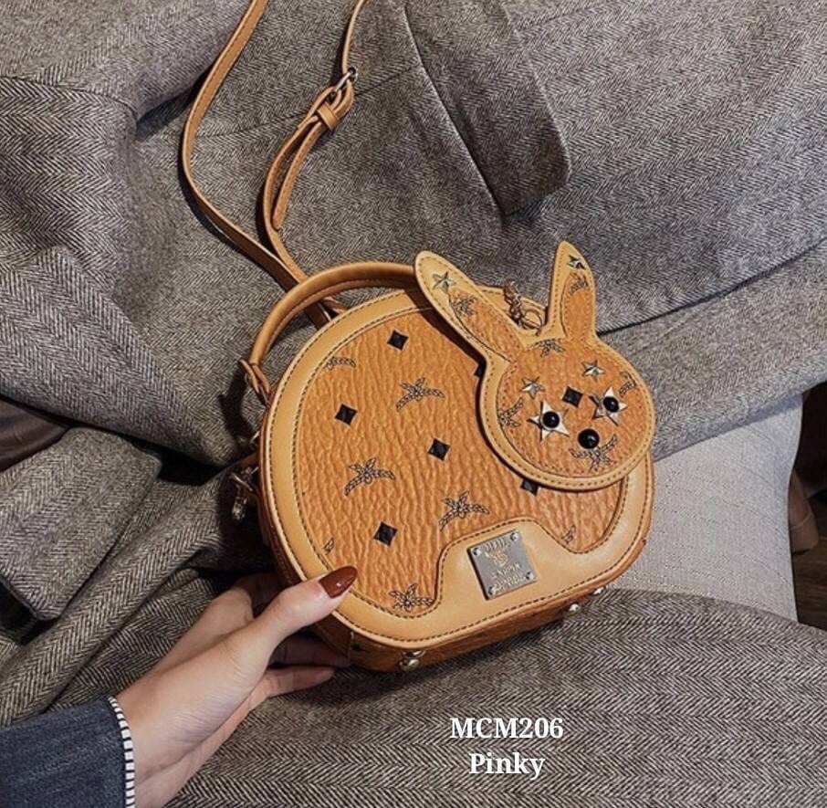 กระเป๋าสะพายทรงกลมสไตล์mcm งานนำเข้าน่ารักสุดๆ ทรงกลมแข็งแรง อยู่ทรง ซิปดี ด้านในกว้าง สายสะพายถอดได้ ถือก็น่ารัก เด่นสุดพร้อมด้วยปอมเข้ากัน แต่งหมุดแน่นๆ สวยอย่าบอกใคร