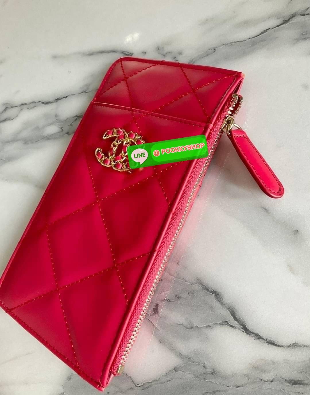 พร้อมส่งแล้วค่ะ ❤️🤍 พร้อมส่งที่ไทยค่าา กระเป๋าสตางค์รับทรัพย์ แนะนำรุ่นนี้เลยคะ งานกิ้ฟ กระเป๋าสตางค์ทรงสวย สะดุดตา หนังสัมผัสลายด้าน จากแบรนด์ CHANEL ด้านหน้ามีโลโก้แบรนด์ CC สีทองหรู มีช่องซิปยาว ใส่ธนบัตร ด้านหน้าใส่มือถือขนาดเท่า NOTE10
