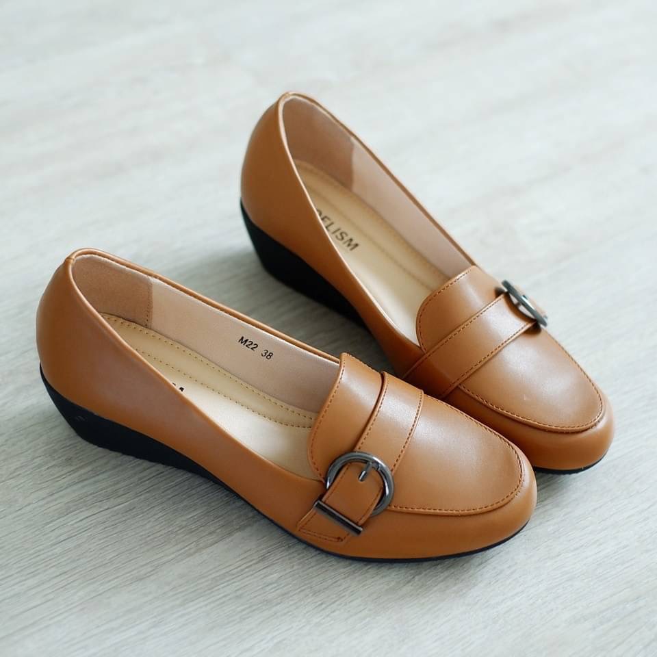 รองเท้าคู่โปรดของสาวๆ รองเท้าคัชชู ต้องรุ่นนี้เลย สวมใส่ง่าย ดีไซน์เก๋ หนังนิ่มพื้นนุ่มซัพพอตเท้า ใส่เดินสบายไม่เมื่อยเท้า การันตีค่ะ