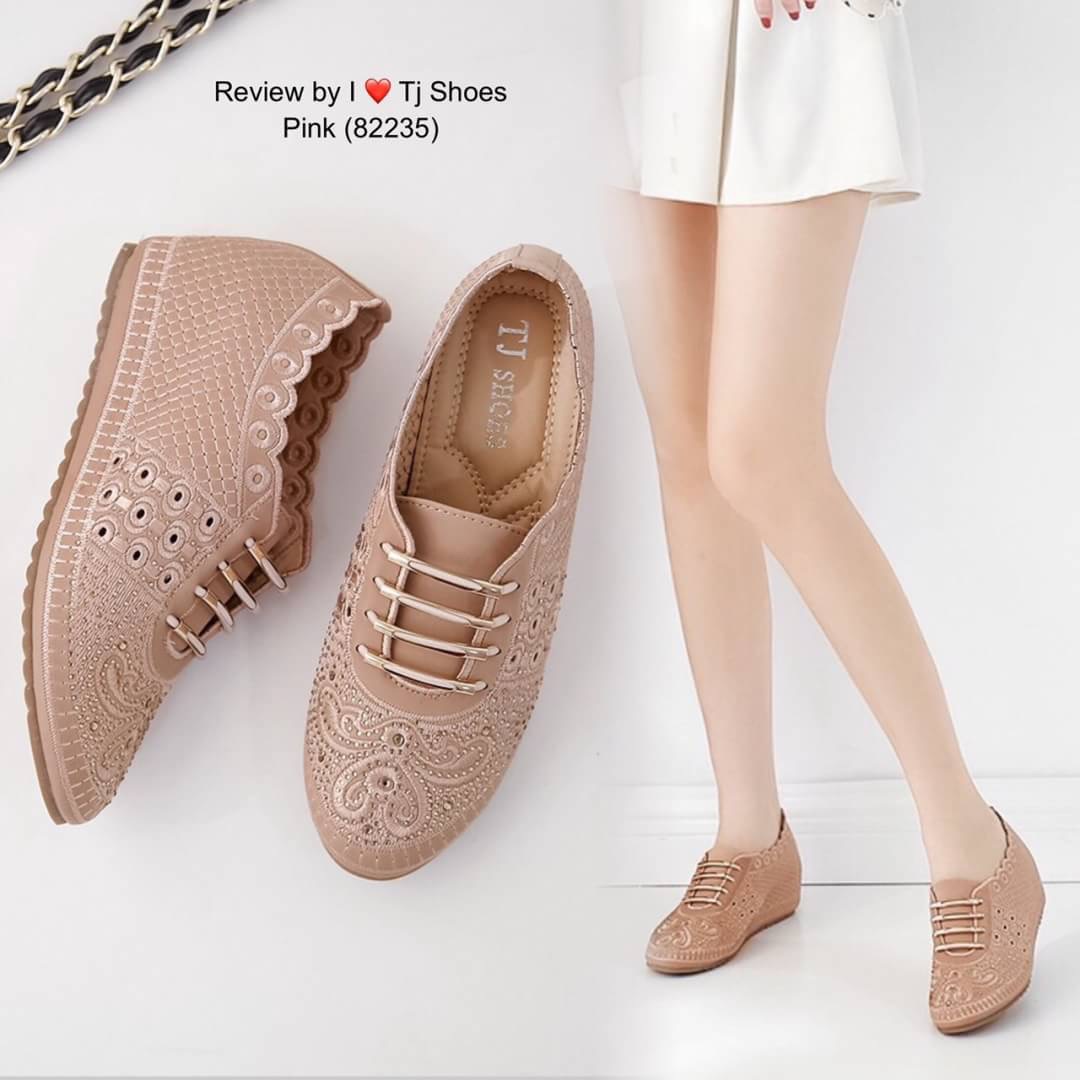 พร้อมส่งรองเท้าเพื่อสุขภาพ ที่ทั่งเกร๋ทั้งน่ารักสุดๆ รองเท้ารุ่นนี้เป็นงานสั่งทำพิเศษ น้ำหนักเบา แถมพื้นบุนิ่มใส่นุ่มเดินทั้งวันได้สบายมากๆ แมทกับชุดอะไรก็เกร๋ก็น่ารัก ของจริงสวยมาก สวยตรงปกแน่นอนเพราะรูปถ่ายจากสินค้าจริง เป็นรุ่นแนะนำ ซื้อไปรับรองไม่ผิดห