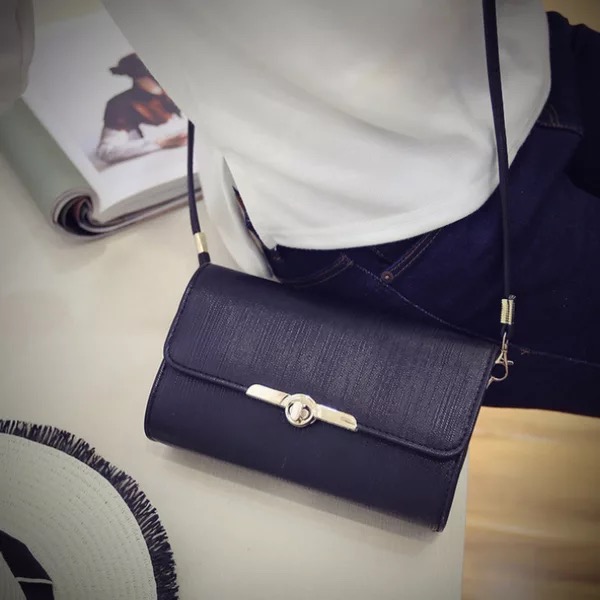 กระเป๋าสตางค์ กระเป๋าคลัชมือ กระเป๋าสะพายข้าง สีดำ เนื้อสวย เรียบหรู คุณหนูมากๆคะ size :ยาว19*สูง12*หนา 6cm