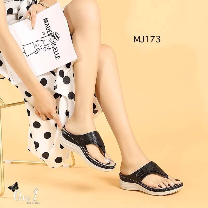 New....รองเท้าลำลองแบบหนีบดีไซน์สวยทั้งยังเป็นรองเท้าเพื่อสุขภาพด้วยค่ะ พื้นช่วยลดแรงกระแทกจากการเดินได้ดี ป้องกันการเดินแล้วเท้าพลิกได้ทำจากวัสดุคุณภาพดีมีกันลื่นแบบสวยดีต่อใจคะ ต้อง cf กันเลยจ้า