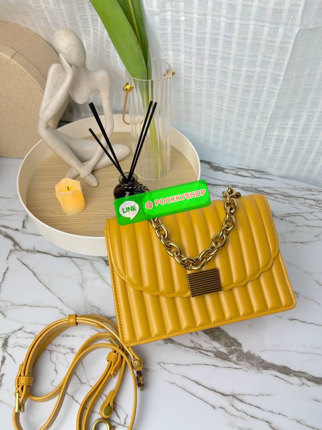 Charles & Keith Panelled Chain Handle Bag กระเป๋าสะพายรุ่นใหม่ชนช็อป รุ่นนี้จะถือคล้องแขน/สะพายแบบสายยาวได้หลายแบบ มีหูโซ่สีทองสวยหรู เปิดปิดแบบตัวเปิดล็อก ภายในแบ่งเป็น 3 ช่อง เป็นช่องซิปตรงกลาง ใส่ IPhone pro max และกระเป๋าเงินใบสั้นได้ค่ะ สายสะพายยาวถอ