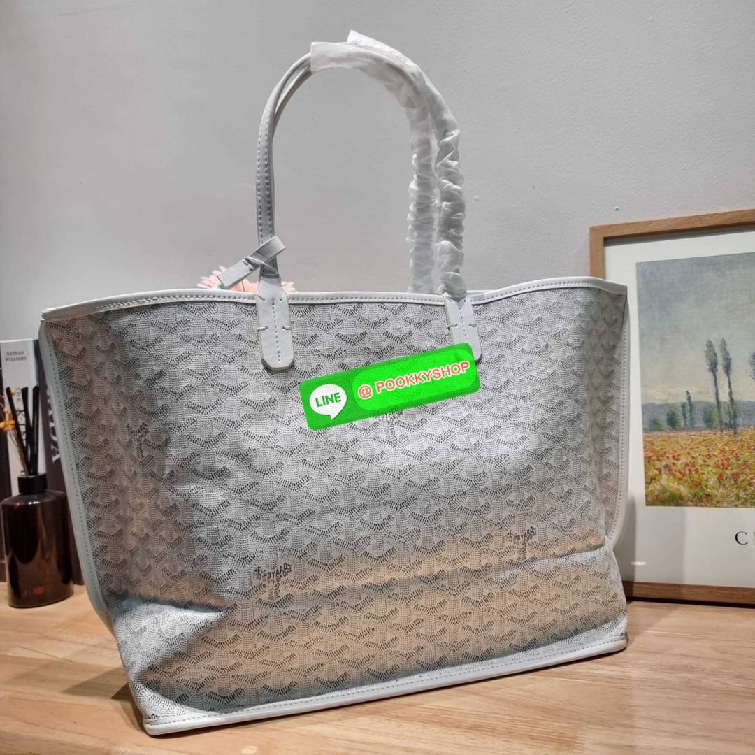 GOYARD ANJOU REVERSIBLE TOTE 🔆 Details ฮอตไอเท็ม กับกระเป๋าสะพายทรงโท้ท ใบใหญ่จุใจ!! มาครบสีขายดี เลิศทุกสี รูปทรงคลาสสิค ดีไซน์เป็นเอกลักษณ์ ใช้งานได้หลากหลาย สามารถกลับด้านใช้ได้แบบไม่มีเบื่อ พิมพ์ลายสวยคม ภายในโล่งกว้างมาก มาพร้อมหูคล้องไหล่ในต