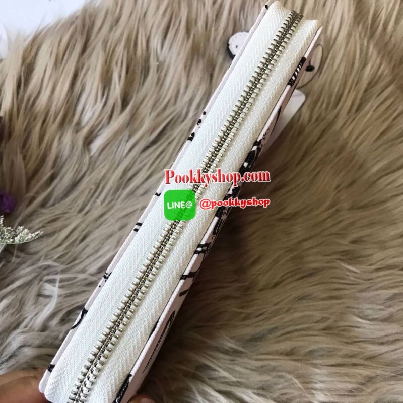 GUESS ABREE PRINTED ZIP-AROUND WALLET กระเป๋าสตางค์ใบยาวด้านหน้าประดับโลโก้แบรนด์นูนสามเหลี่ยม เปิดปิดด้วยซิป ภายในมีช่องใส่บัตร ช่องใส่ธนบัตร มีช่องซิปใส่เหรียญ และมีช่องยาวสามารถใส่บุ๊คแบงค์ได้ค่ะ