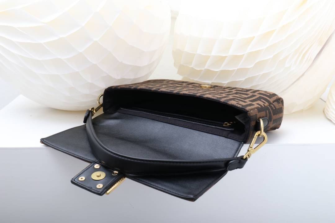 มาอีกรอบละจร้าา 💥FENDI งานผ้าทอแน่นๆ เกรดยอดเยี่ยมไปเลย ปั๊มทุกจุด ฮิตกันไม่เลิกกับรุ่นนี้ น้ำหนักเบา จุของได้เยอะไปเลย