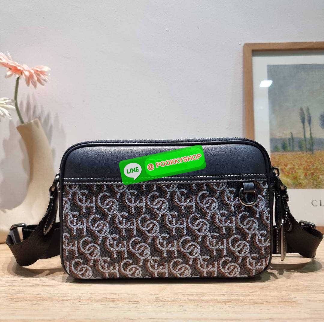 COACH CF484 GRAHAM CROSSBODY WITH COACH MONOGRAM PRINT 🔆 Details ใหม่ล่าสุด กับดีไซน์โฉมใหม่ ที่เปลี่ยนลุคไปเลย กระเป๋าครอสบอดี้ทรงยอดฮิตสุดคลาสสิค ใช้งานง่ายและสะดวก ด้านหลังมีช่องย่อย เปิด-ปิดด้วยซิปหลัก 2 ช่อง แบ่งสัดส่วน ภายในเป็นช่องโล่ง ใส่ข