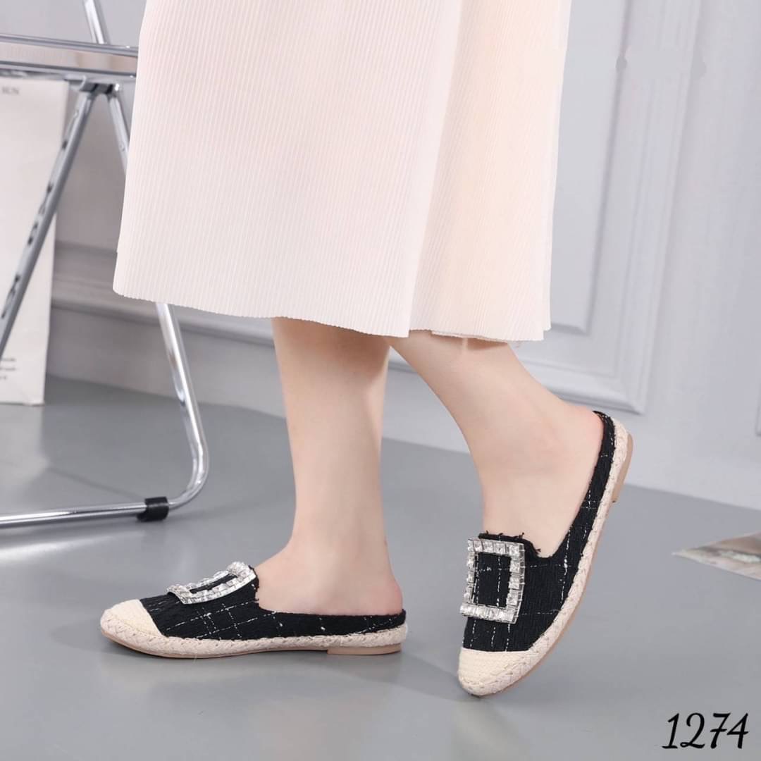 สุดปัง แห่งปี ต้องรุ่นนี้ รองเท้าอะไรใส่ได้ทุกวัน...!!!! 1274 พร้อมส่ง รองเท้าทรงปิดหัว เปิดส้นเท้า แบบสวม ใส่ง่ายมาก ดีไซน์ด้วยผ้าทวีต เกรดA ไม่พอ แต่งเพชรเกรดพรีเมี่ยม ทนทาน แข็งแรง ไม่หลุดง่ายค๊า แบบสวยมาก ใส่กับเสื้อผ้าชุดไหนก้สวยไปหมดด แถมใส่นุ่ม พื้